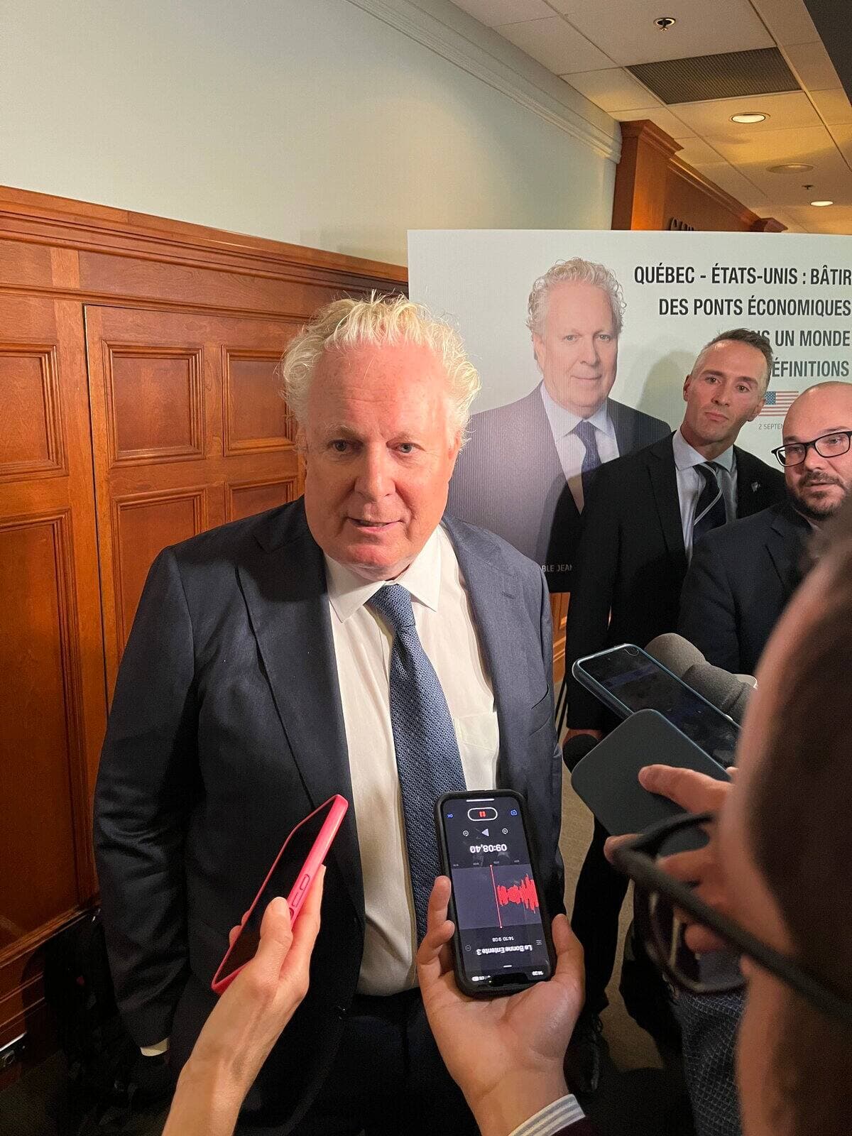 L’ex-premier ministre et membre du Conseil sur les relations canado-américaines, Jean Charest, lors d’une mêlée de presse dans un hôtel de Québec, le 2 septembre 2025.