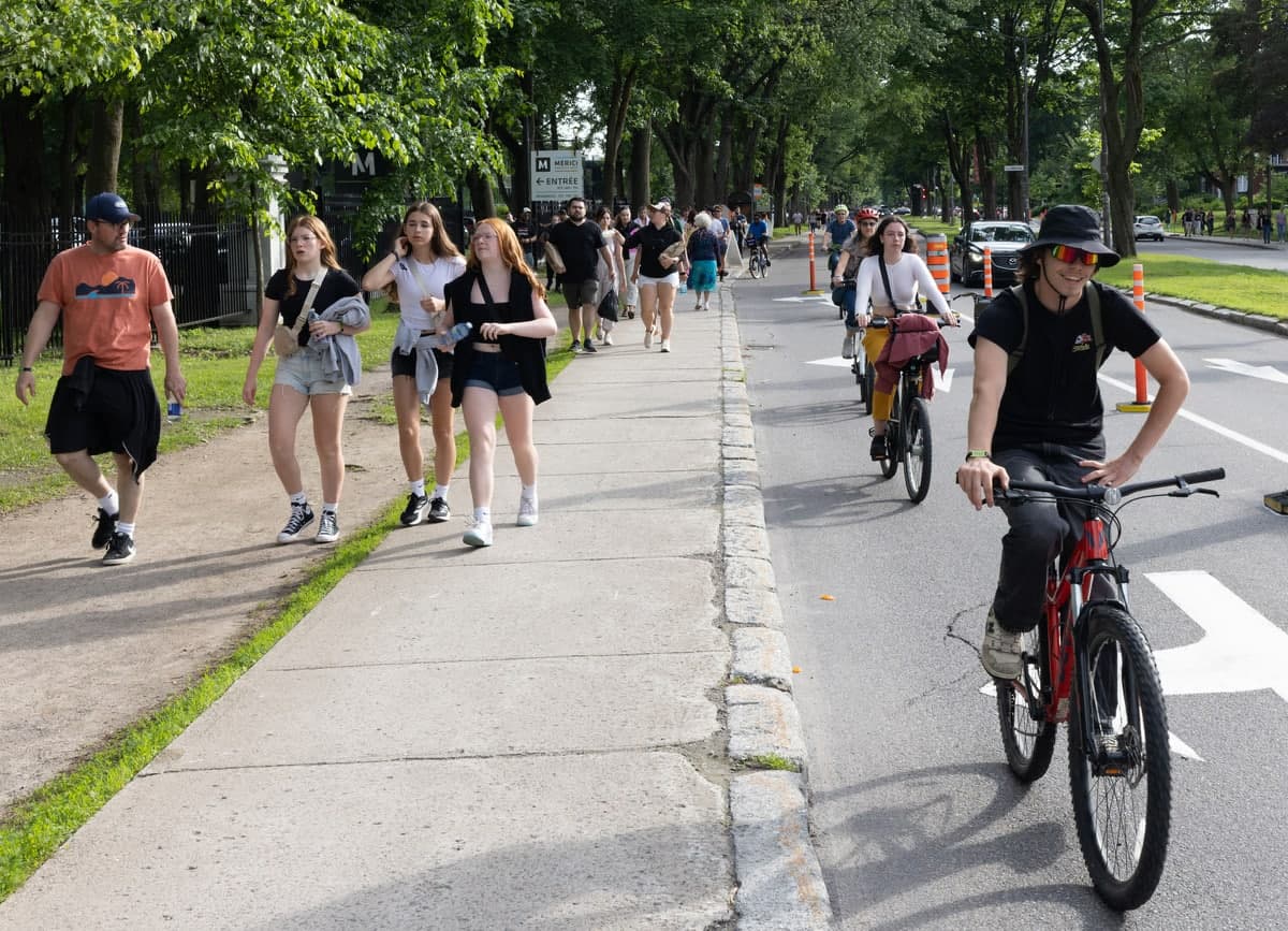 Privés de service d’autobus en raison de la grève des employés d’entretien du RTC, les festivaliers ont été encouragés à utiliser les transports actifs et à faire du covoiturage.