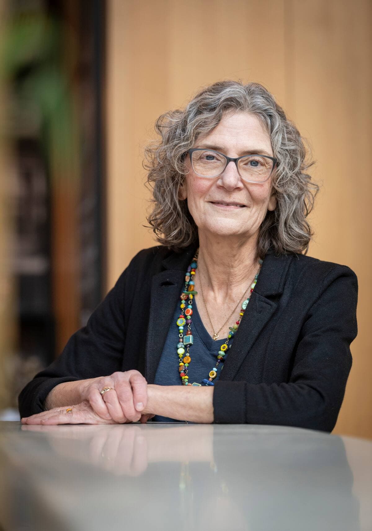 L’écrivaine américaine Jean Hegland est préoccupée par les dérives de la société actuelle mais garde espoir malgré tout. Elle était de passage au Québec après une tournée d’un mois en France.