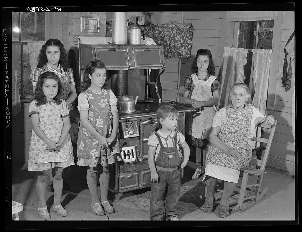 Une famille canadienne-française typique des comtés du Maine, comme celle dont provient Paul LePage. Ici, on voit les enfants et la mère de Patrick Dummond, un cultivateur de patates canadien-français à Lille, dans le Maine (octobre 1940).
