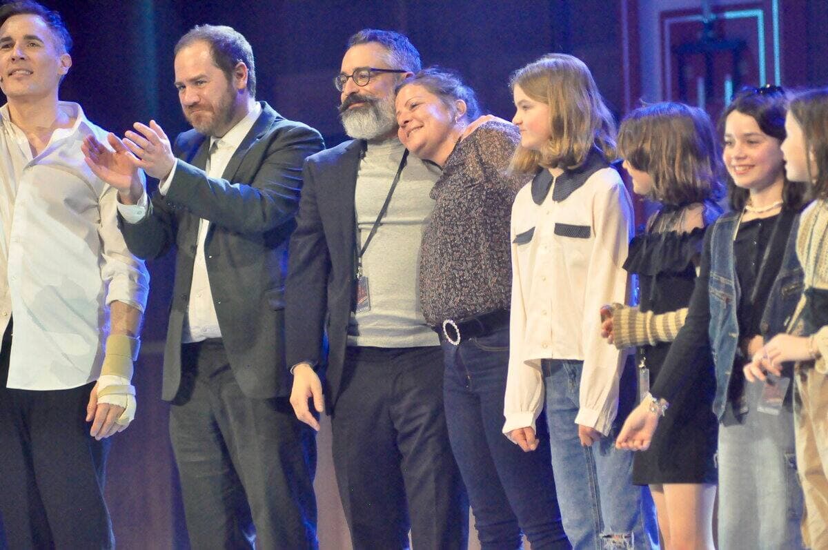 Émus, Jérôme Dupras, Jean-François Pauzé et Marie-Annick Lépine ont reçu une longue ovation du public au terme de la première de «Pub Royal», vendredi, à Paris.