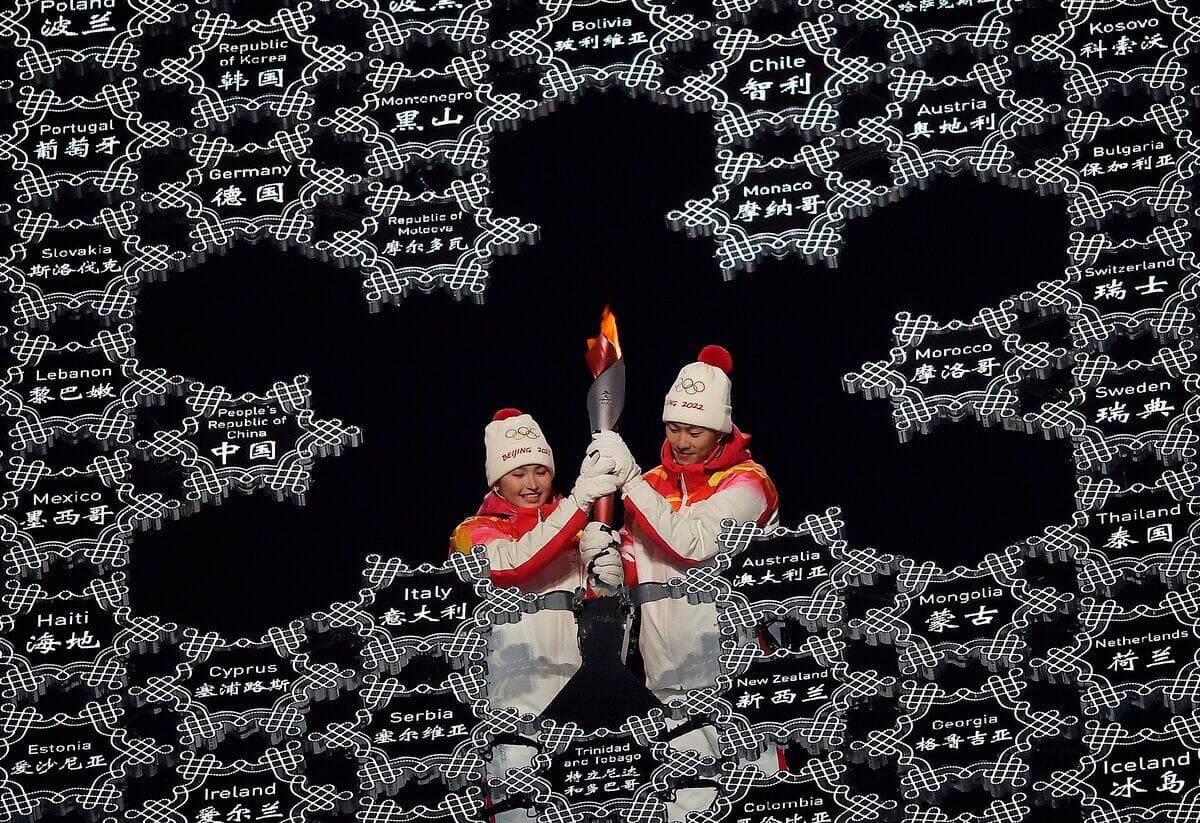 Zhao Jiamen (D) et Dinigeer Yilamujiang (G) lors de l’arrive de la flamme Olympique lors de la cérémonie d’ouverture des Jeux Olympiques d’hiver a Beijing au Stade National, vendredi le 04 février 2022. DIDIER DEBUSSCHERE/JOURNAL DE QUEBEC