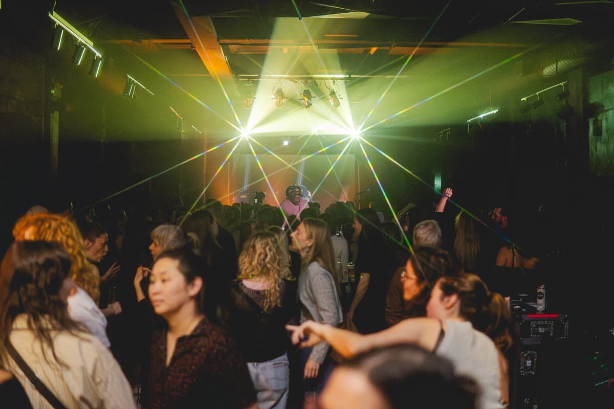 Les Apéros pleine lune permettent à des gens d'aller danser en fin de journée sans avoir à se coucher trop tard.