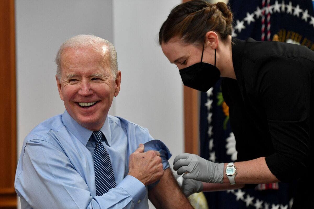 Le président américain Joe Biden a reçu sa quatrième dose de vaccin contre la COVID-19 près de la Maison-Blanche, le 30 mars. La veille, les autorités ont autorisé l'administration d'une quatrième dose du vaccin de Pfizer ou de Moderna aux gens âgés de 50 ans et plus, en prévision d'une vague d'infections causée par le variant BA.2.