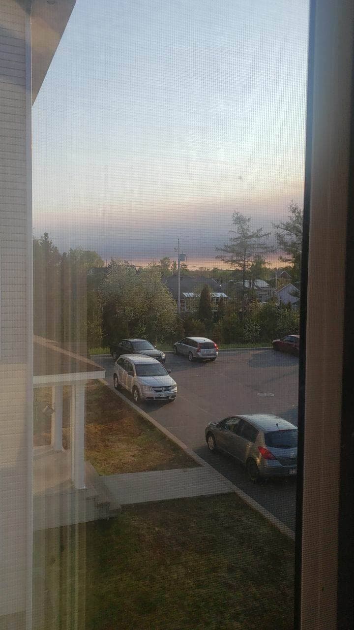 Les résidents de Sept-Îles scrutent l'horizon en espérant que le feu ne progresse pas davantage vers la ville.