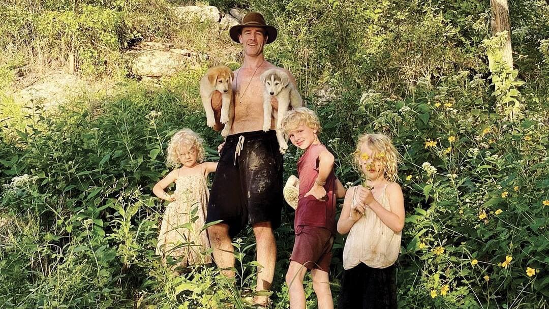 James, ici, avec trois de ses petits, trouve le changement de milieu salutaire.