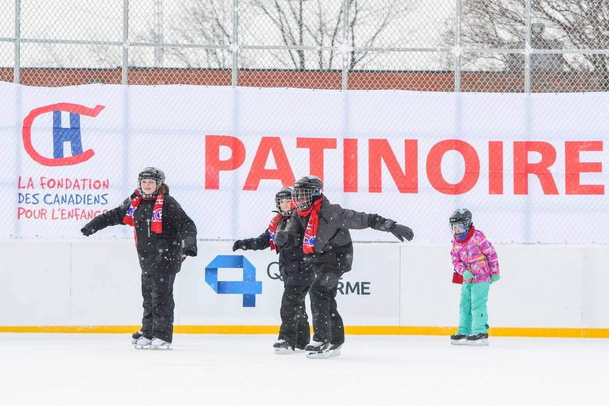La ville de Québec aura une patinoire réfrigérée Bleu Blanc Bouge financée en partie grâce à un don de la Fondation des Canadiens pour l'enfance, comme c'est le cas de celle de Trois-Rivières, qu'on voit ici sur la photo.