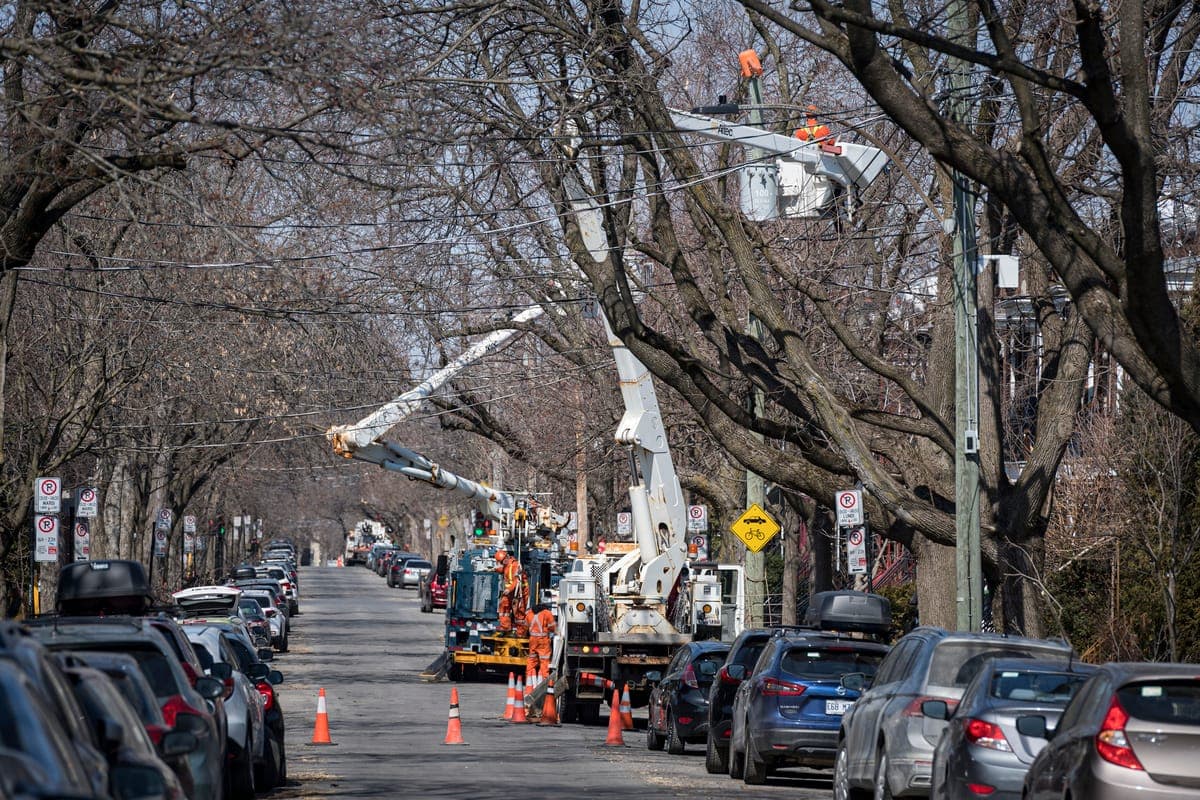 Des équipes d’Hydro-Québec installent de nouveaux transformateurs pour rétablir le courant dans Rosemont-Petite-Patrie, à Montréal.