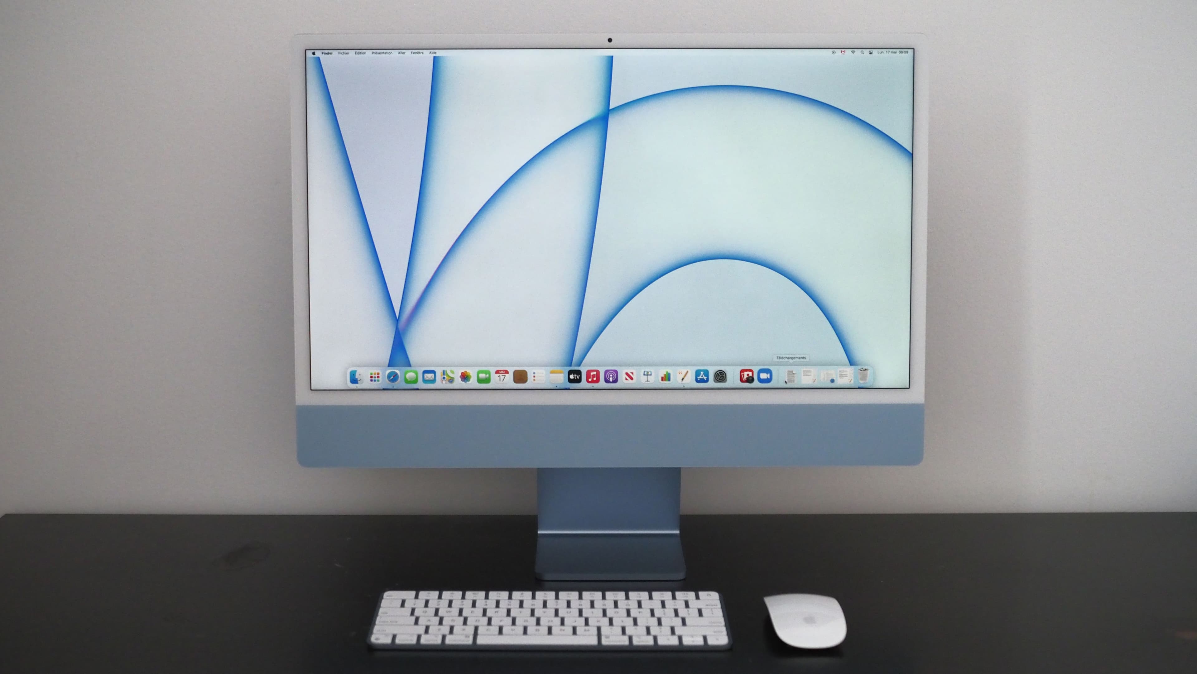 L’iMac M1 est offert en sept couleurs, dont le bleu.