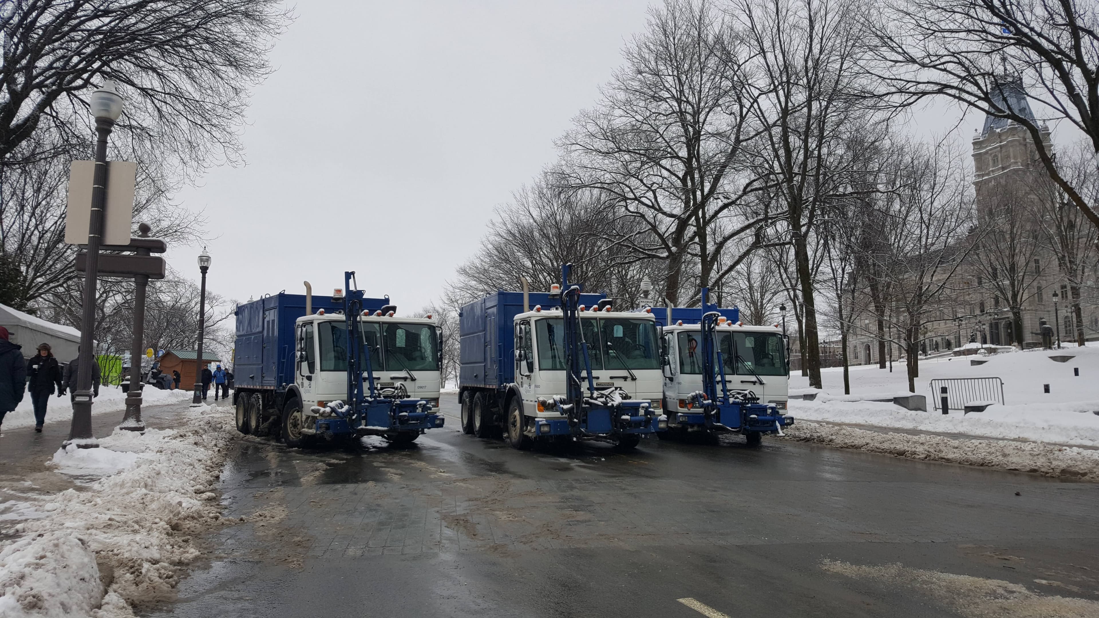 Des camions bloquant l’avenue Honoré-Mercier juste avant d’arriver au parlement.