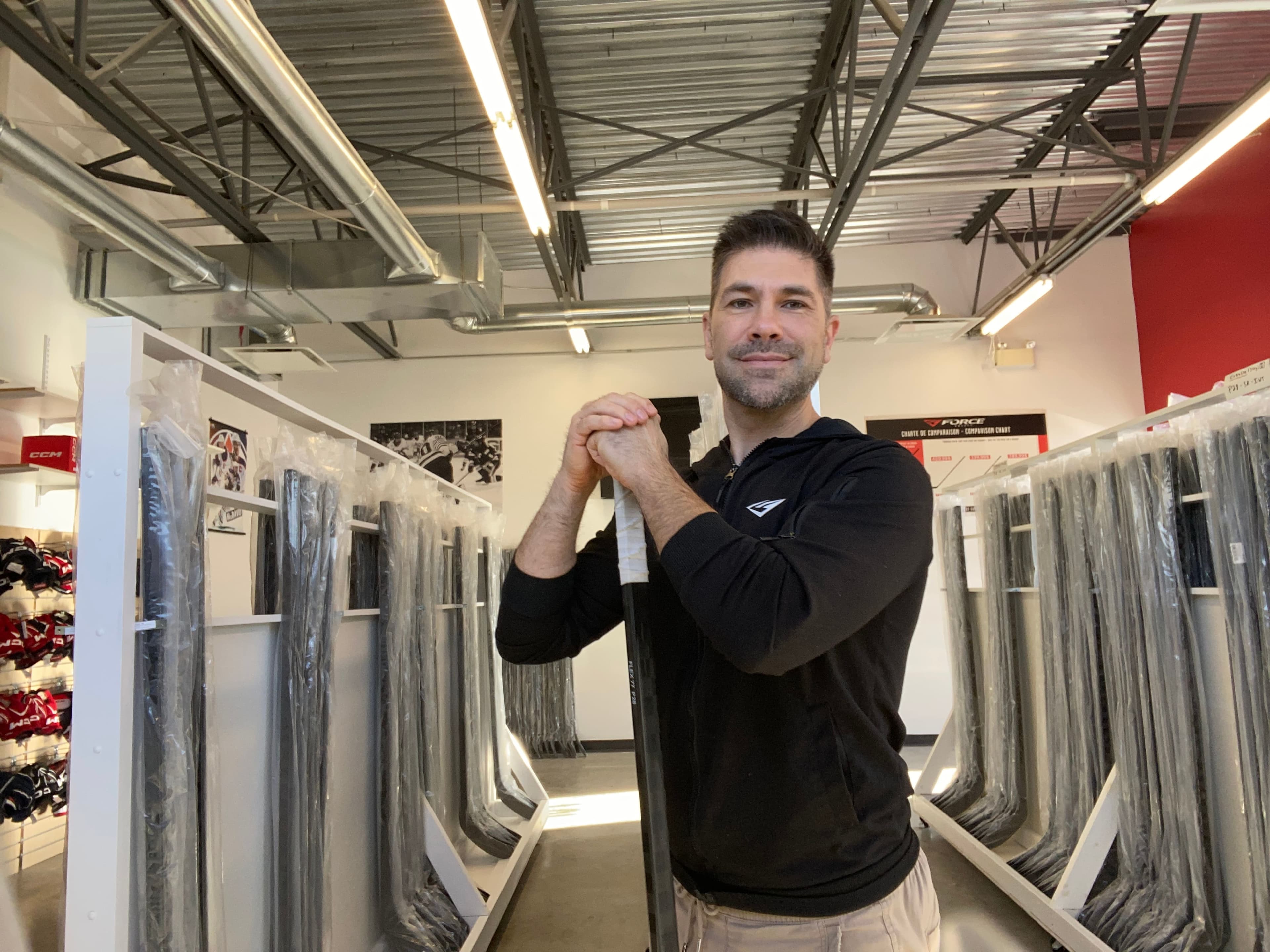 Hugo Lacasse, PDG de Force Hockey, a changé de modèle d’affaires pour pouvoir survivre dans le monde des géants de l’équipement.