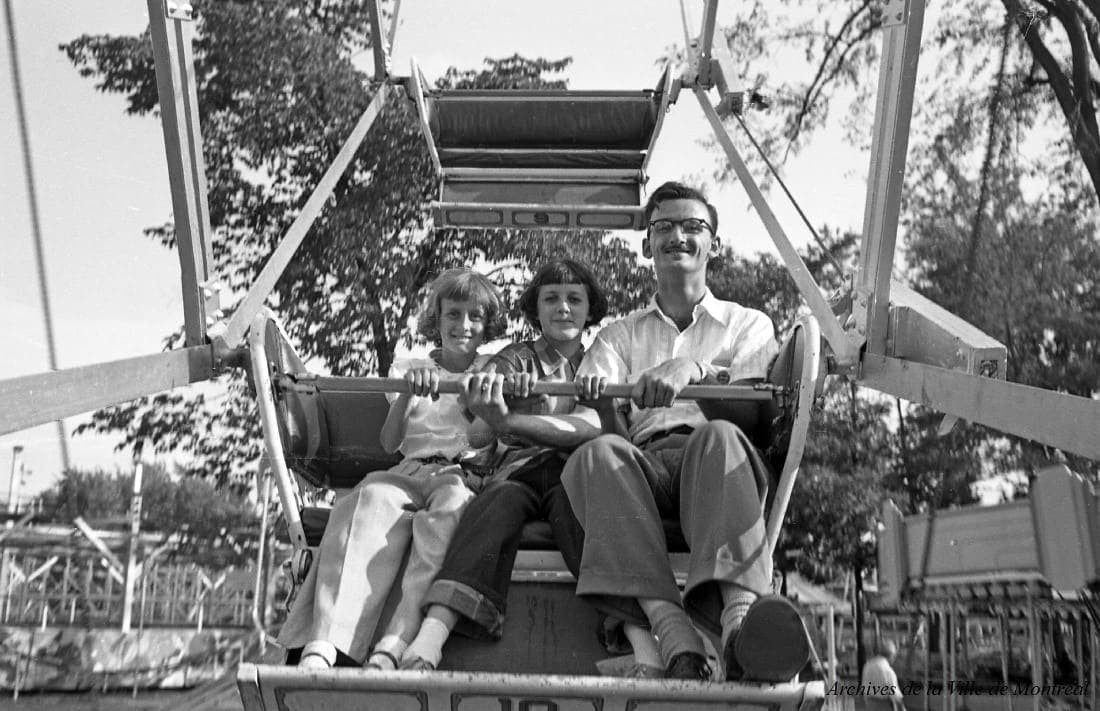 Un père et ses deux enfants dans la grande roue du parc Belmont, en 1953.