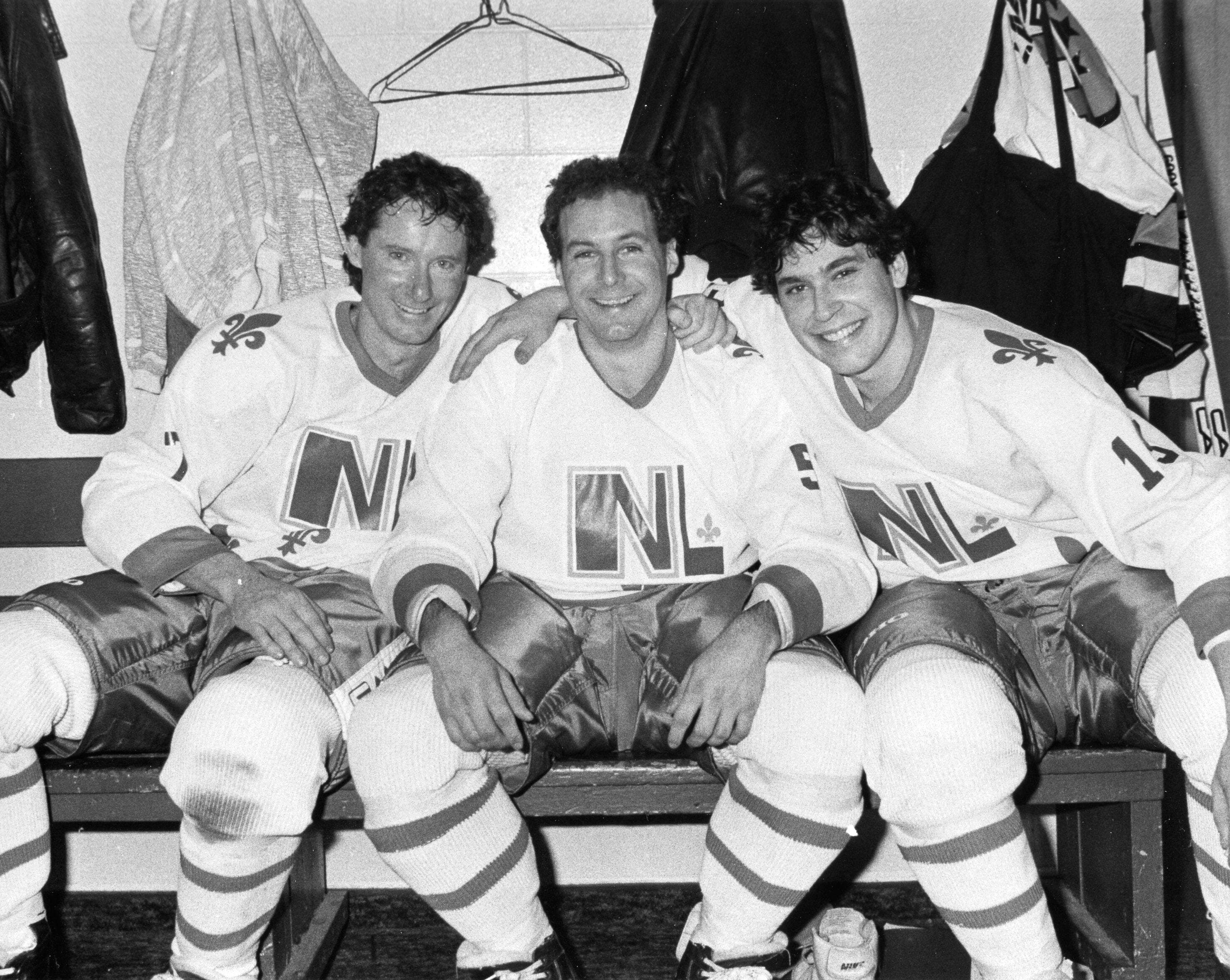 Claude Lussier, entouré de Marc Messier et Carl Marotte lors de sa participation au tournage de la série Lance et compte.