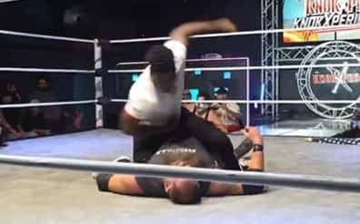 Raja Jackson, fils de l'ancien combattant de l'UFC Quinton Rampage, a roué de coups le lutteur Stuart Smith samedi soir.