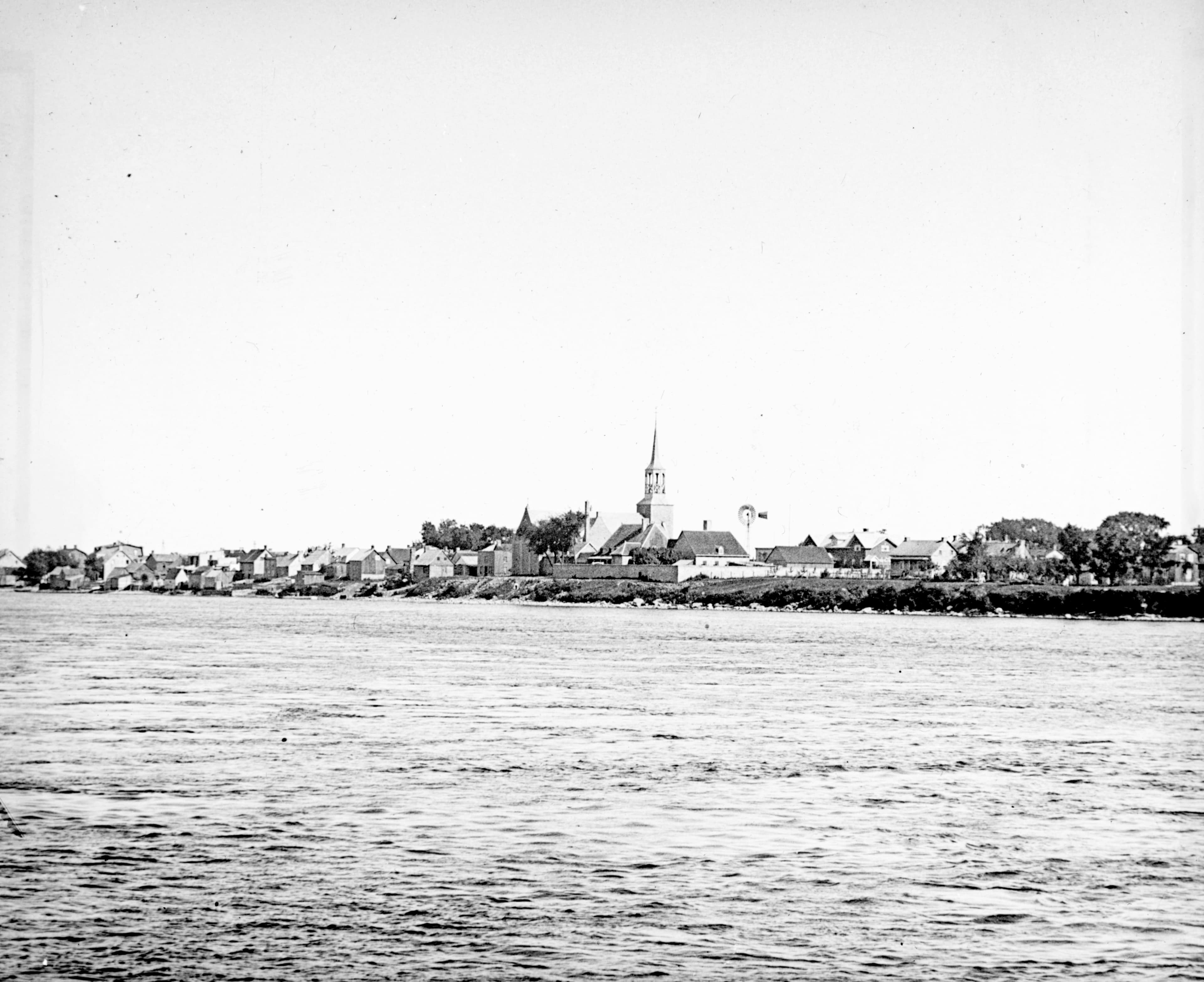 Le village autochtone de Kahnawake, vu depuis la rive du lac Saint-Louis.
