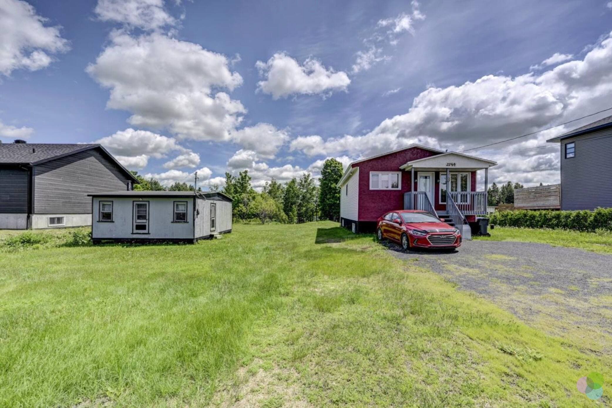 Les deux maisons qui doivent être achetées ensemble.