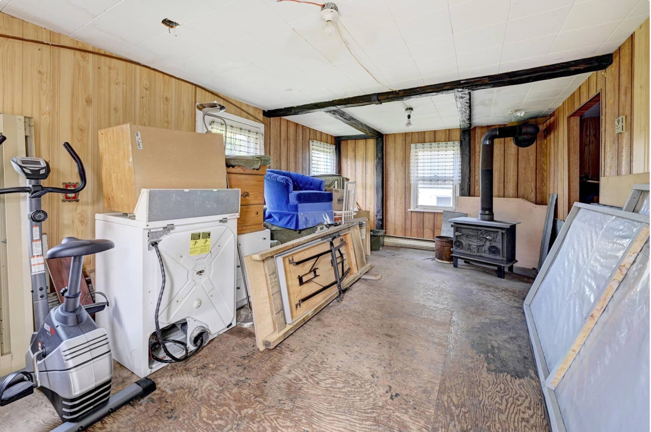 La pièce principale de la maison en vente pour 900$.