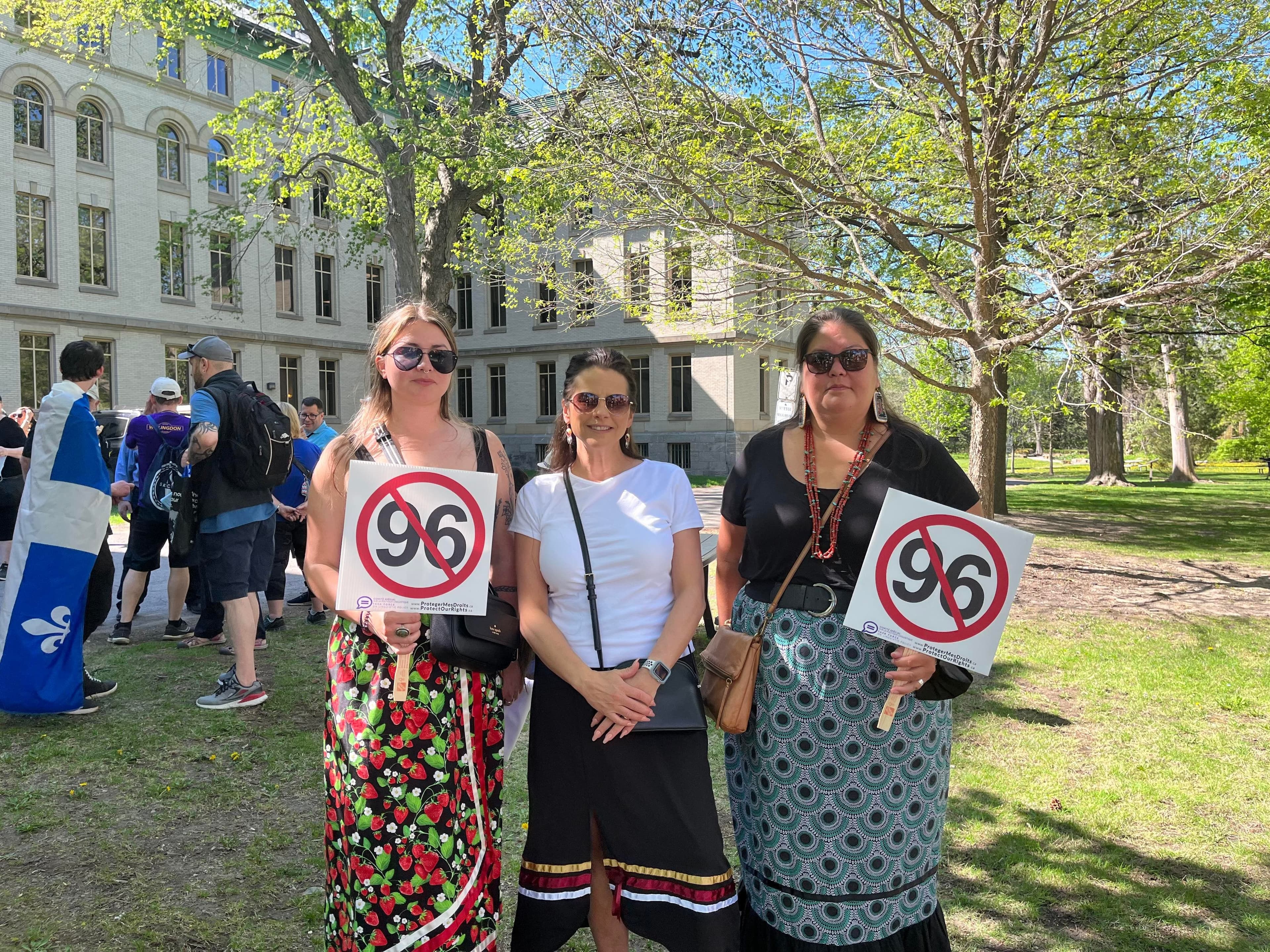 Jessica Lazare (à gauche)