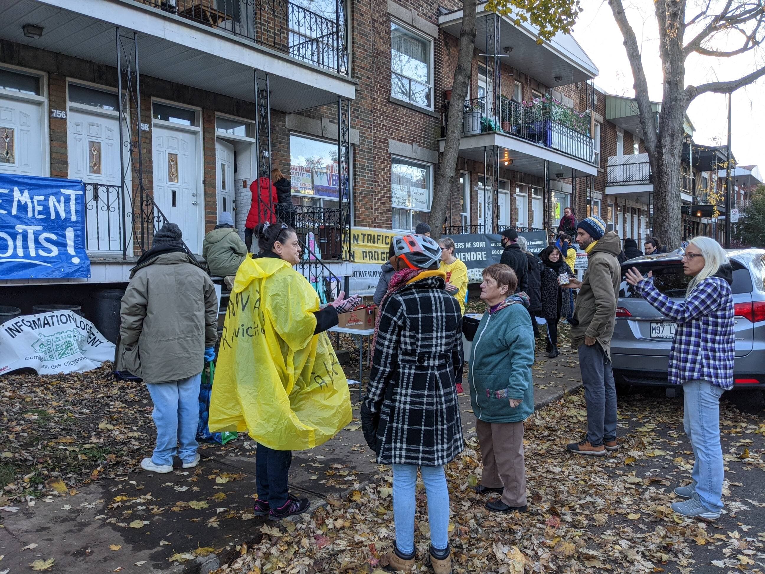 Les manifestants se réunissent au départ devant les deux blocs.