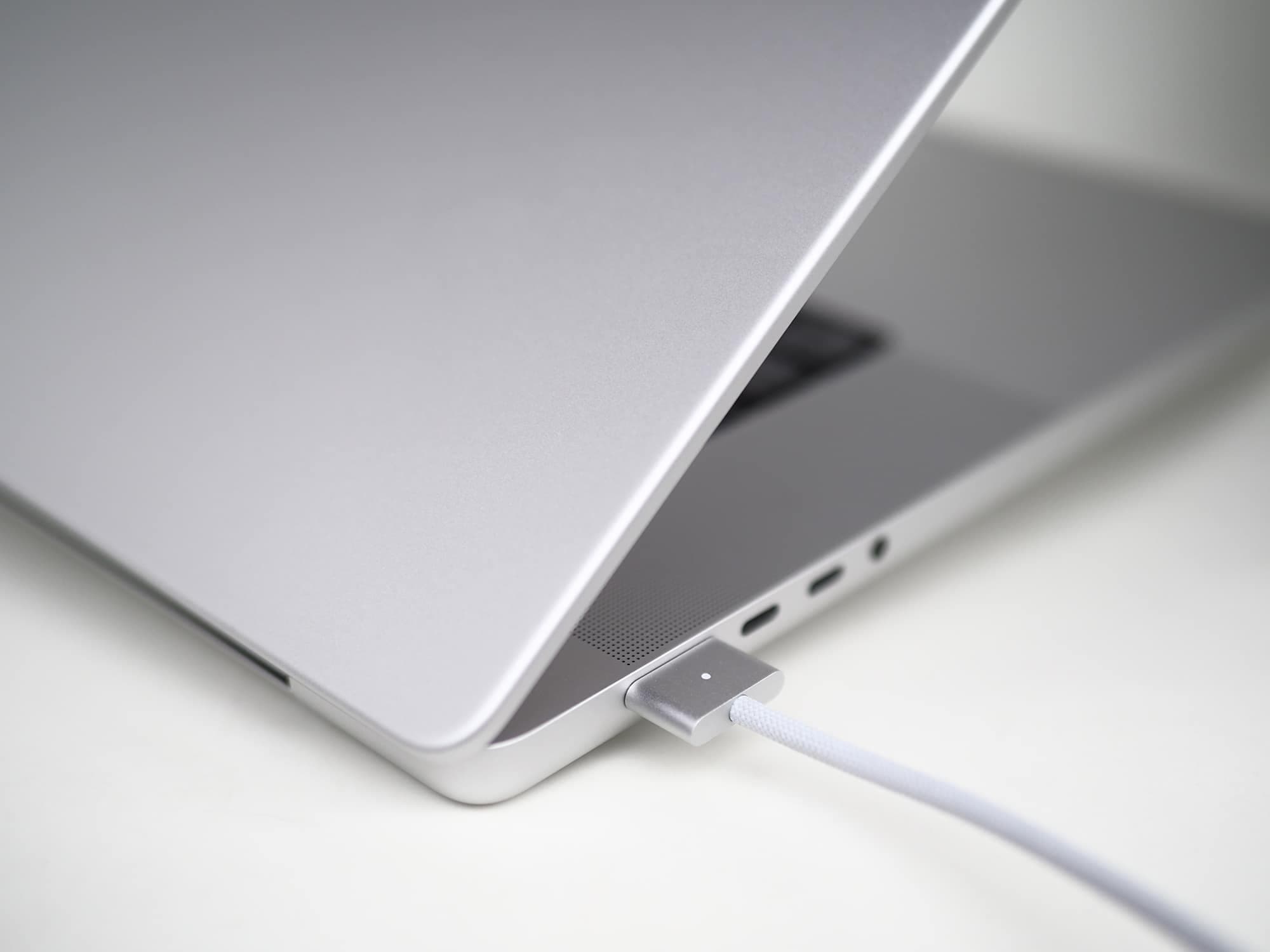 Les performances du MacBook Pro 16 (2021) avec système sur puce M1 Pro sont les mêmes, qu’il soit branché ou non.