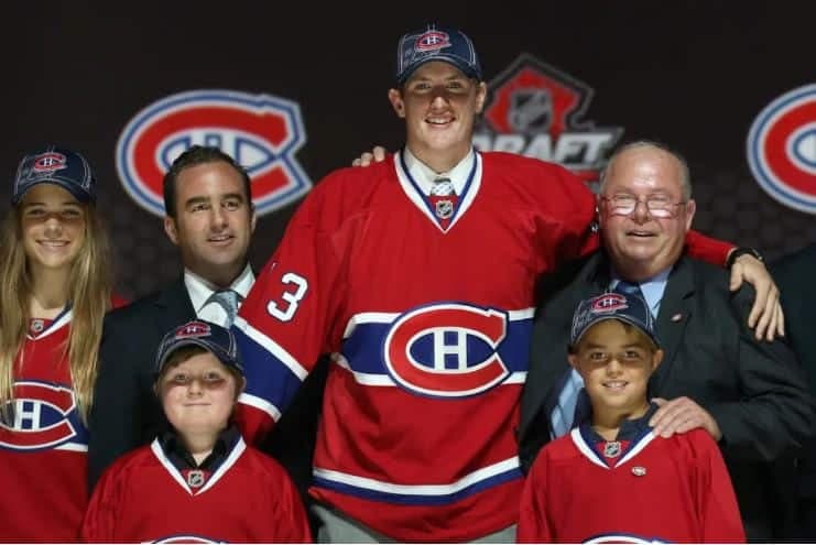 Michael McCarron pose fièrement, quelques secondes après avoir été repêché par les Canadiens en 2013.