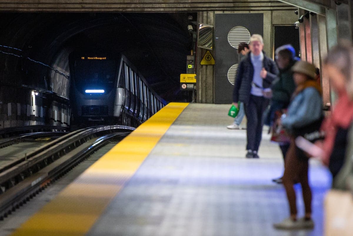 Des gens au quai du métro Peel, sur la ligne verte.