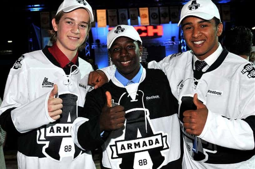 Samuel Montembeault (à gauche), quelques instants après avoir été sélectionné par l'Armada de Blainville-Boisbriand, en 2013.