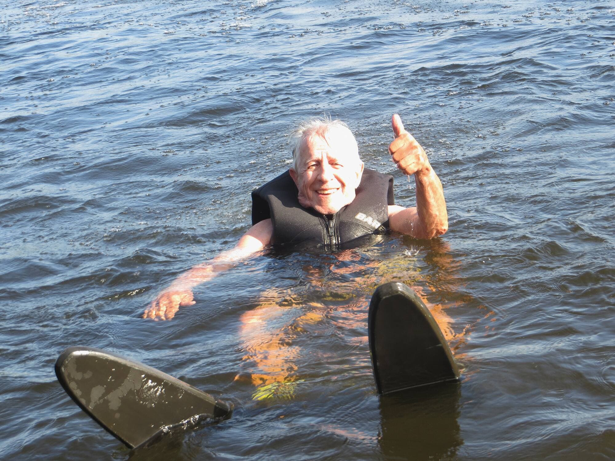 Notre père nous a initiés au bonheur de jouer dans l’eau.