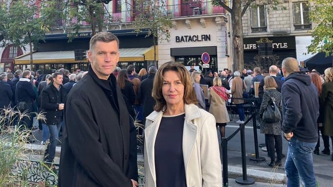 Michèle Boisvert, déléguée générale du Québec à Paris, a publié sur son compte Twitter une photo d’elle et du maire de Québec, Bruno Marchand, lors des commémorations des attentats du Bataclan.