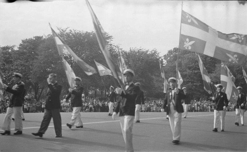 Le Carillon moderne brandi lors d’une parade de la Saint-Jean-Baptiste en 1946.