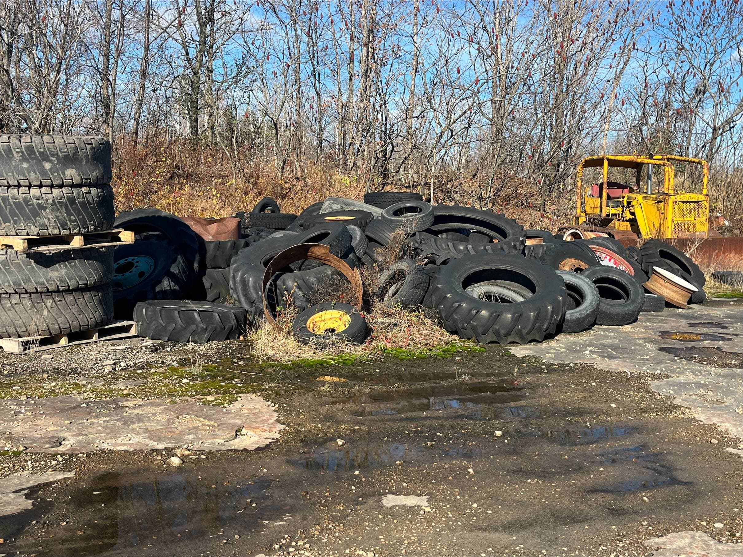 Notre Bureau d'enquête a découvert ces pneus abandonnés sur un terrain situé en zone agricole, au sud de Montréal.