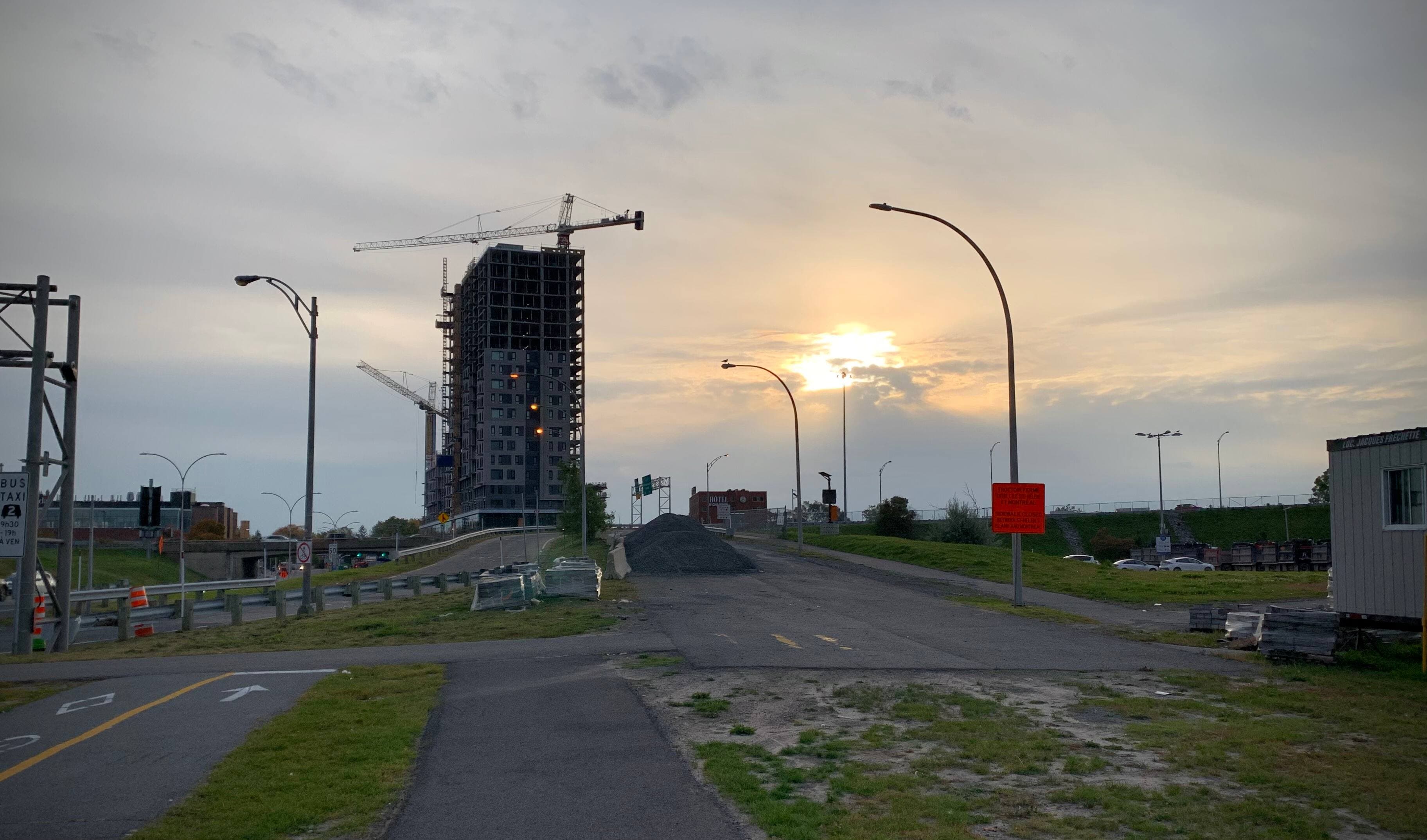 Le passage piéton qui donne accès au côté droit du pont débute à l'ancien embranchement autoroutier, au sud de la station de métro, identifié en vert sur le plan.
