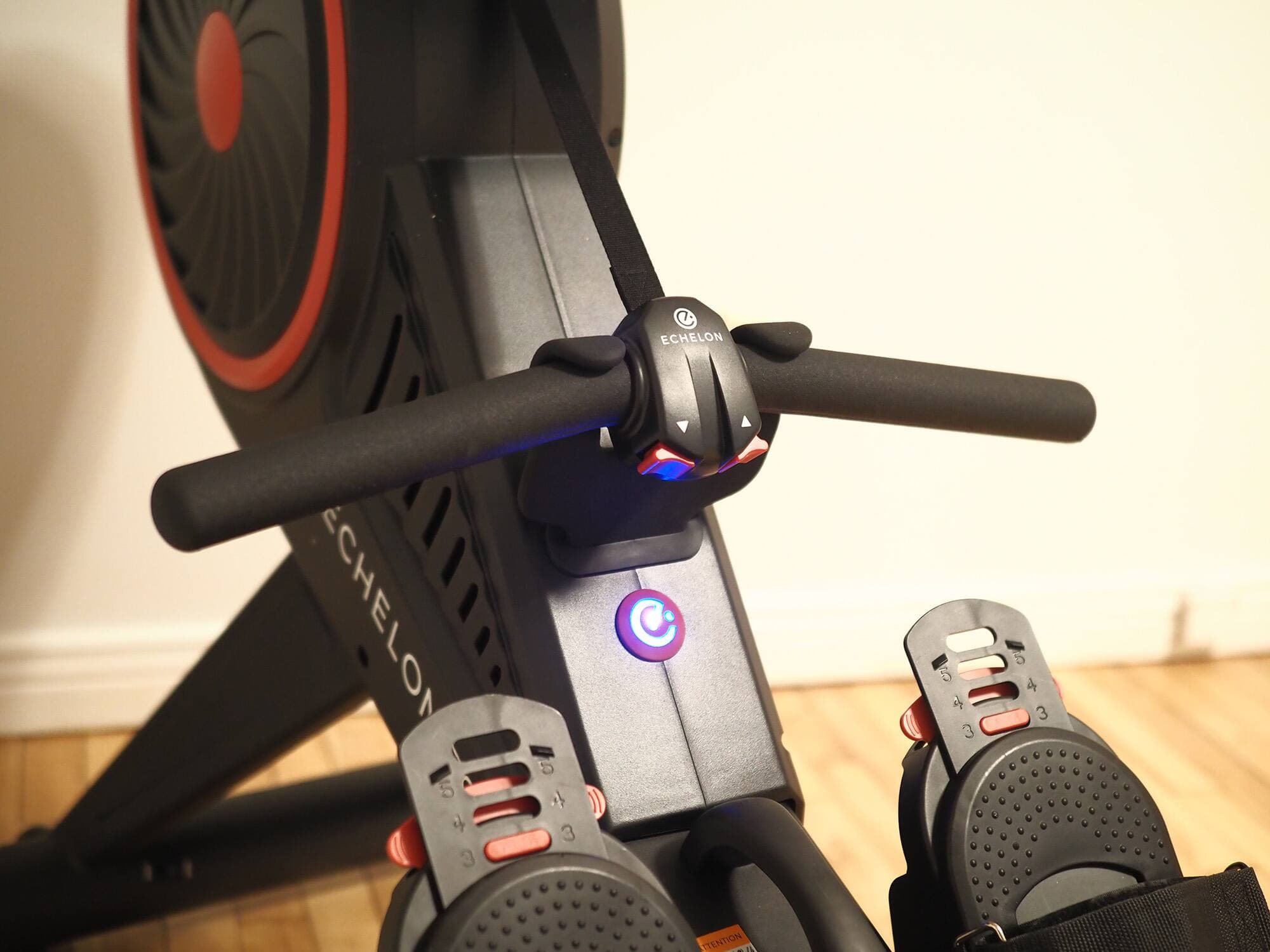 La poignée du rameur permet d’ajuster directement le niveau de résistance.