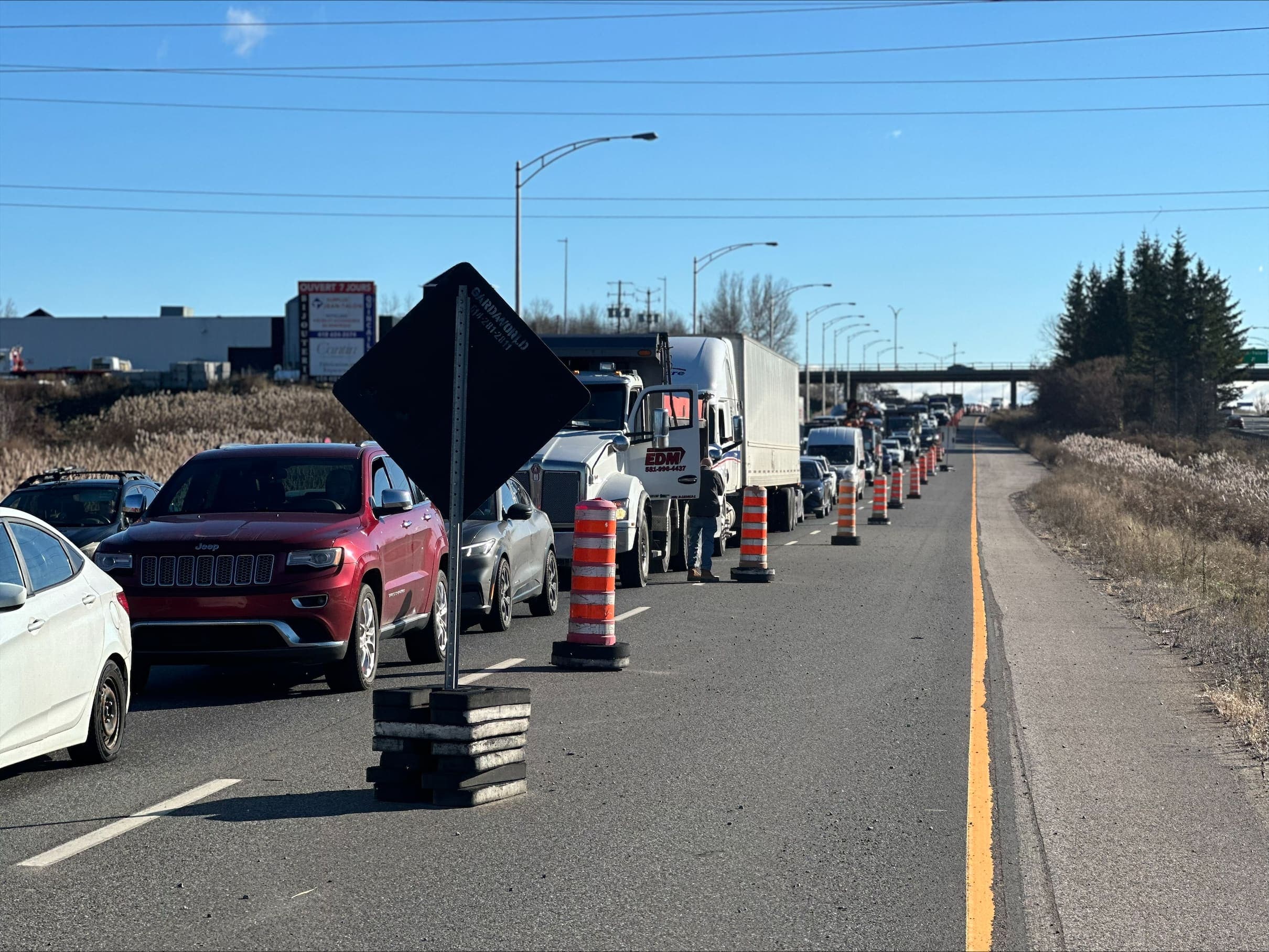 Une file de voitures s’étendait sur plusieurs kilomètres à la suite d’un accident sur l’autoroute Laurentienne, près de la rue de la Faune.