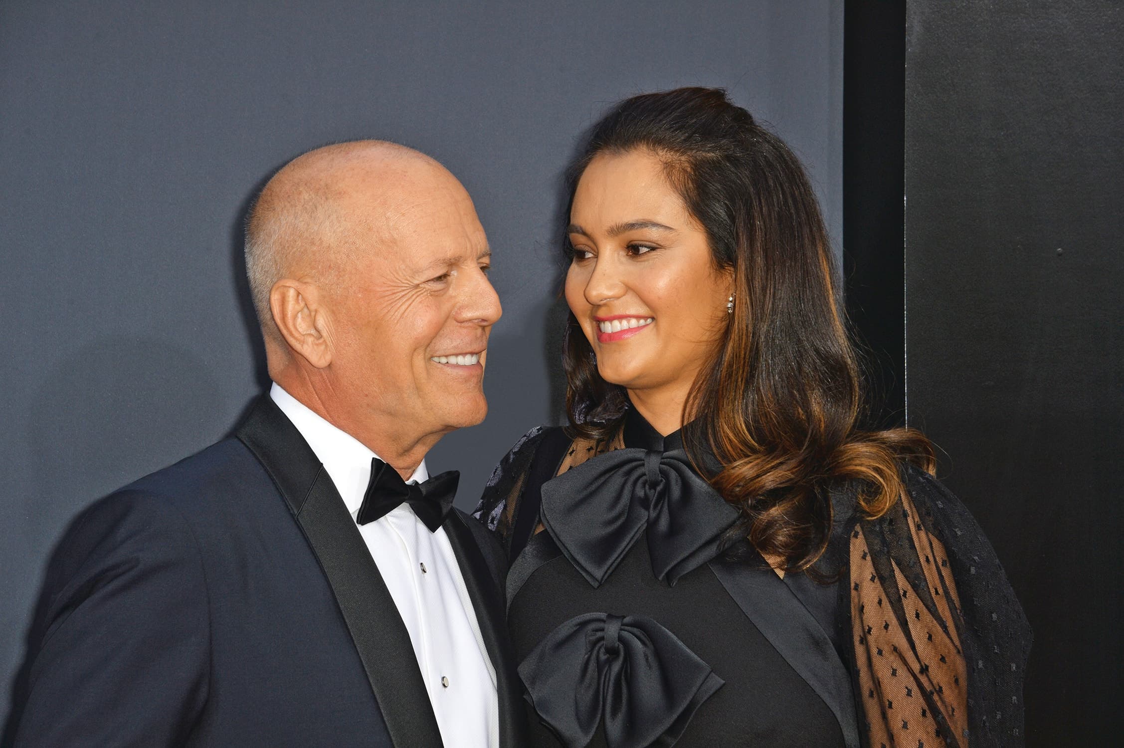 Bruce désire qu’Emma ne manque de rien après sa mort.