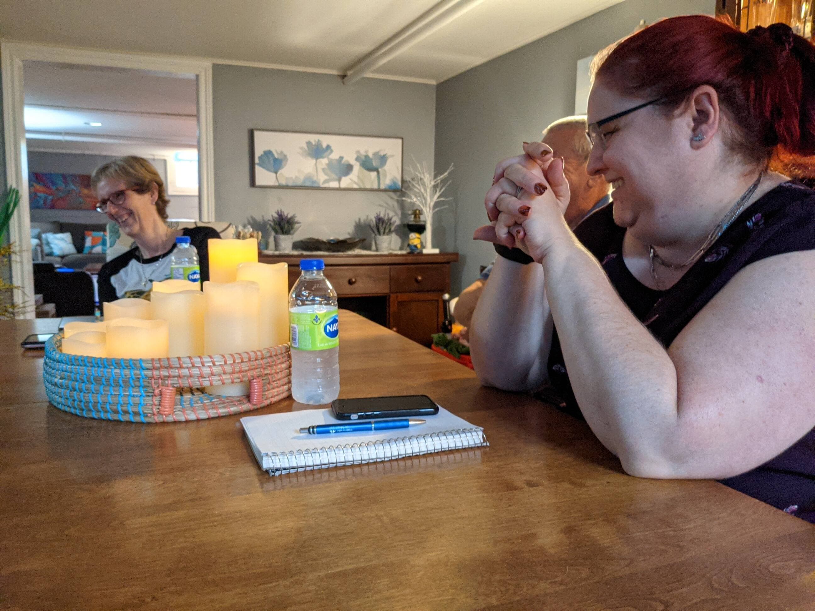 Suzie Côté, à droite, et Wendy Keating, à gauche, illustrent bien les bonnes relations qu'ils entretiennent entre voisins.