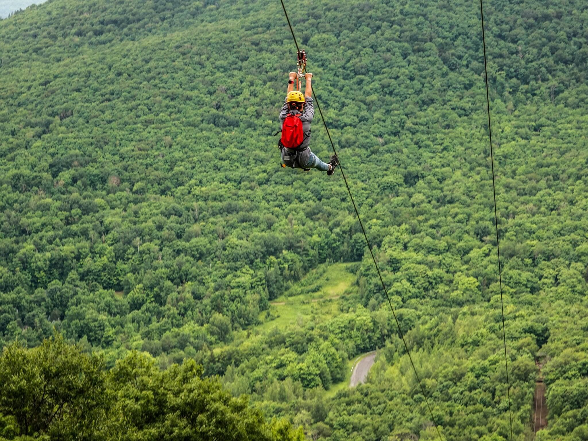 La tyrolienne installée au Mont Sutton permet à la station de ski d'amortir les coûts sur douze mois plutôt que sur quatre.