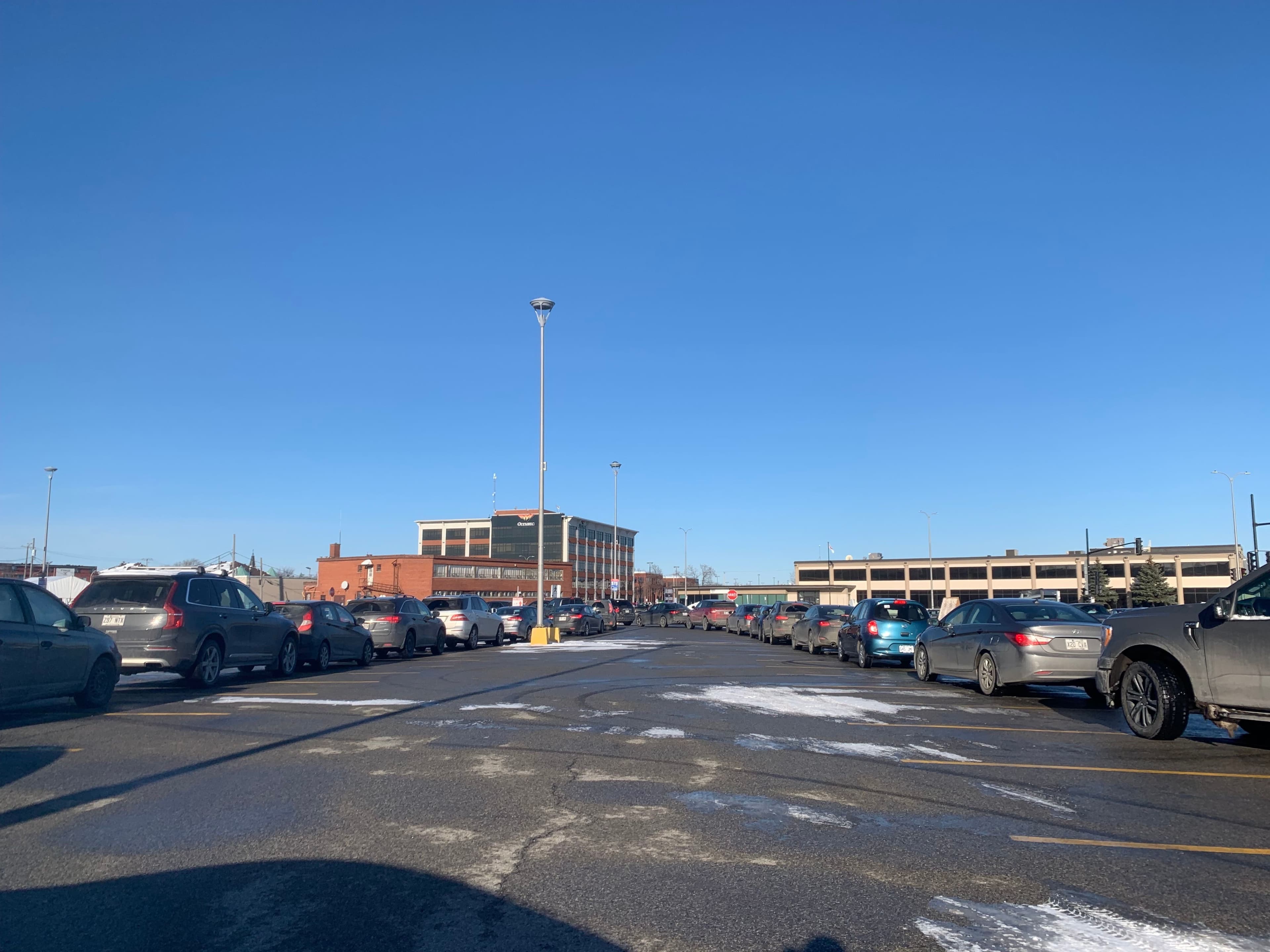File d'attente dans une clinique de dépistage au volant