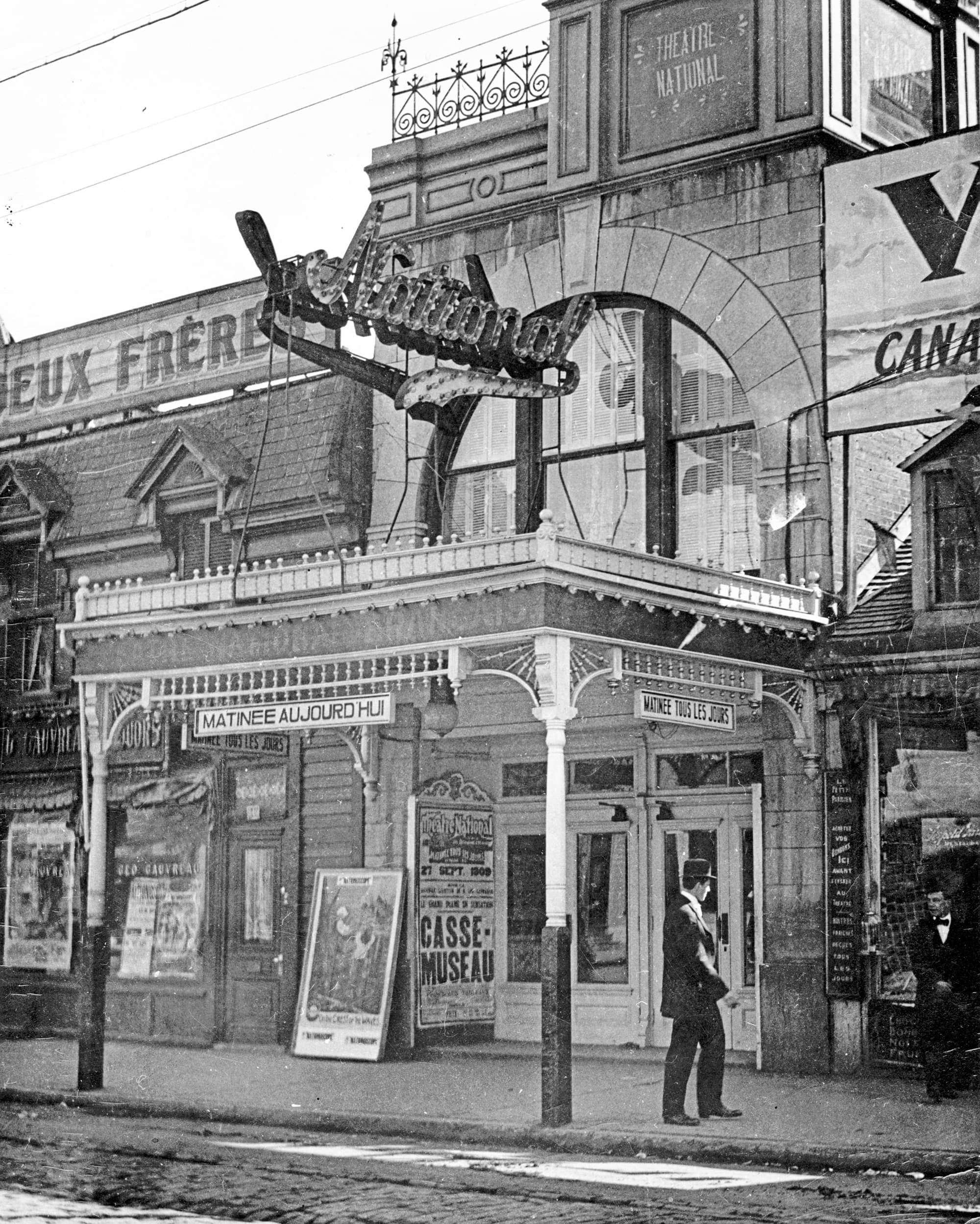 Photo © BAnQ Collection Jacqueline Trépanier, Le Théâtre National vers 1909. MSS23