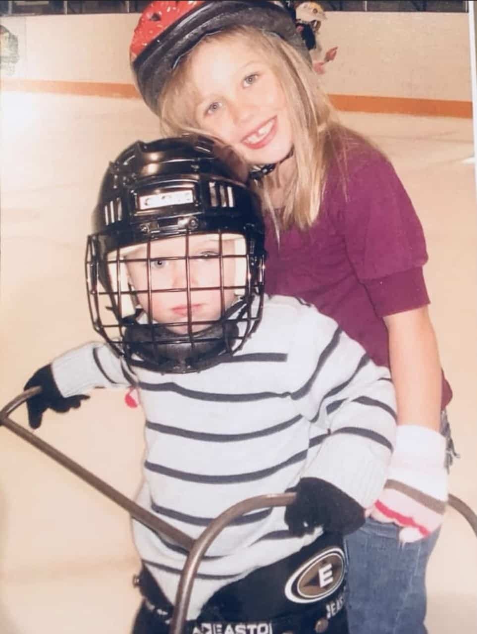 Connor Bedard, à ses débuts sur patins. On peut voir que son sourire est légèrement moins radieux que celui de sa soeur...