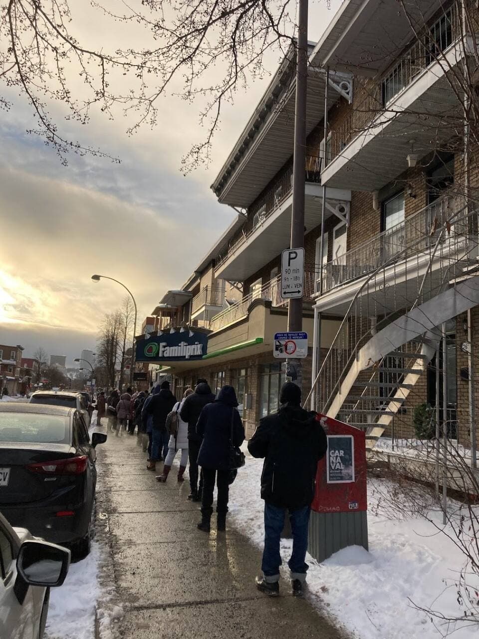 Une file s’est formée très tôt au Familiprix de la 3e Avenue, dans le secteur Limoilou, lundi, alors que le commerce a ouvert à 7 h 30, soit une heure et demie plus tôt qu’à l’habitude.