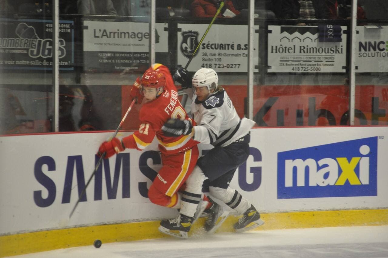 L’attaquant de l’Océanic Alexandre Lefebvre bataille avec le défenseur du Drakkar, Nils Fenenko.