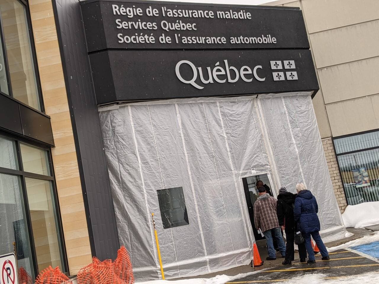 Une petite file d'attente s'est formée à l'extérieur lundi matin, vers 10h, à la succursale de la SAAQ sur le boulevard Lebourgneuf à Québec, au premier jour du virage technologique amorcé par l’organisme gouvernemental.