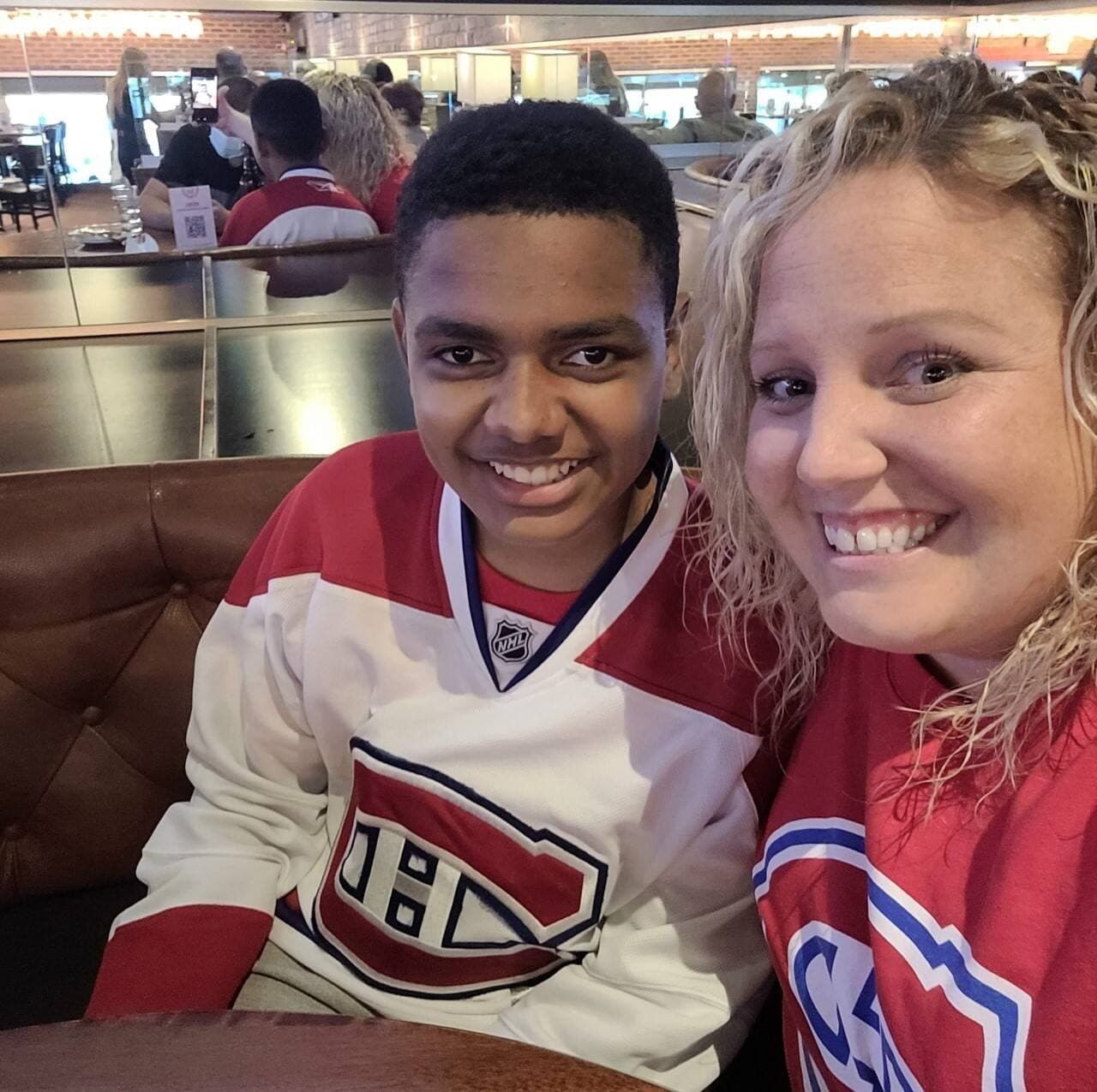 Le jeune hockeyeur David Godwin et sa mère Vicky Deselliers ont voulu dénoncer l’inaction face au racisme en Outaouais.
