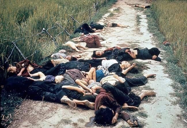 Photo prise le lendemain du massacre de My Lai montrant des femmes et des enfants abattus.