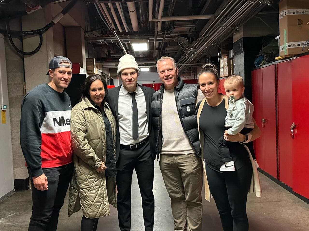 La famille Poulin était réunie après le premier match dans la LNH de Samuel (au centre), mardi. Son frère Nicolas, sa mère Annick, son père Patrick, sa sœur Kathryn avec Liam, 14 mois, ont fait le voyage à Calgary.