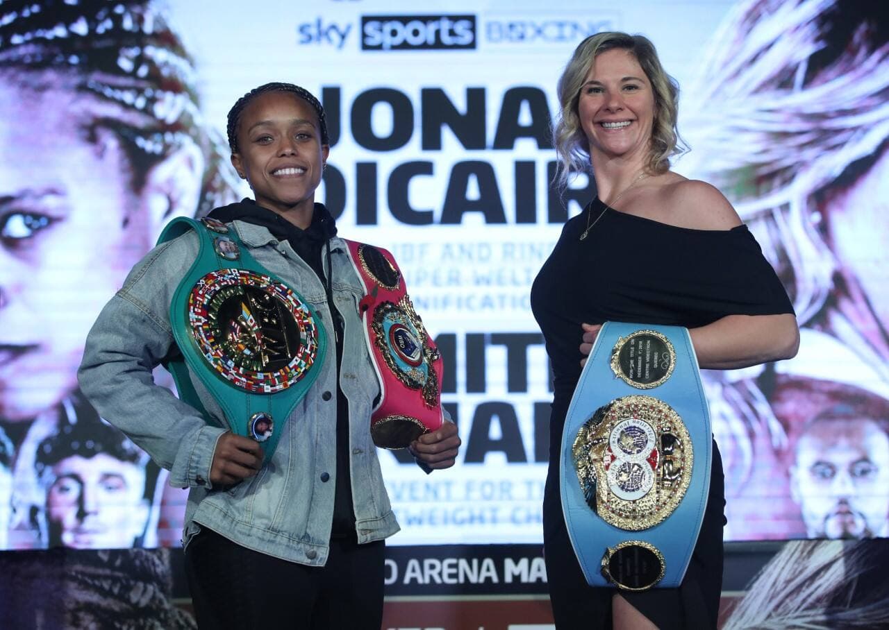 Natasha Jonas et Marie-Ève Dicaire posent, le jeudi 10 novembre 2022, lors de la conférence de presse en vue de leur combat de samedi, à Manchester, en Angleterre.