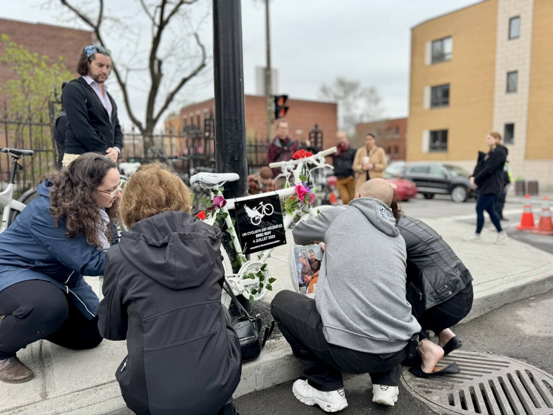 Le mémorial a été installé au coin de l'avenue Papineau et du boulevard de Maisonneuve.