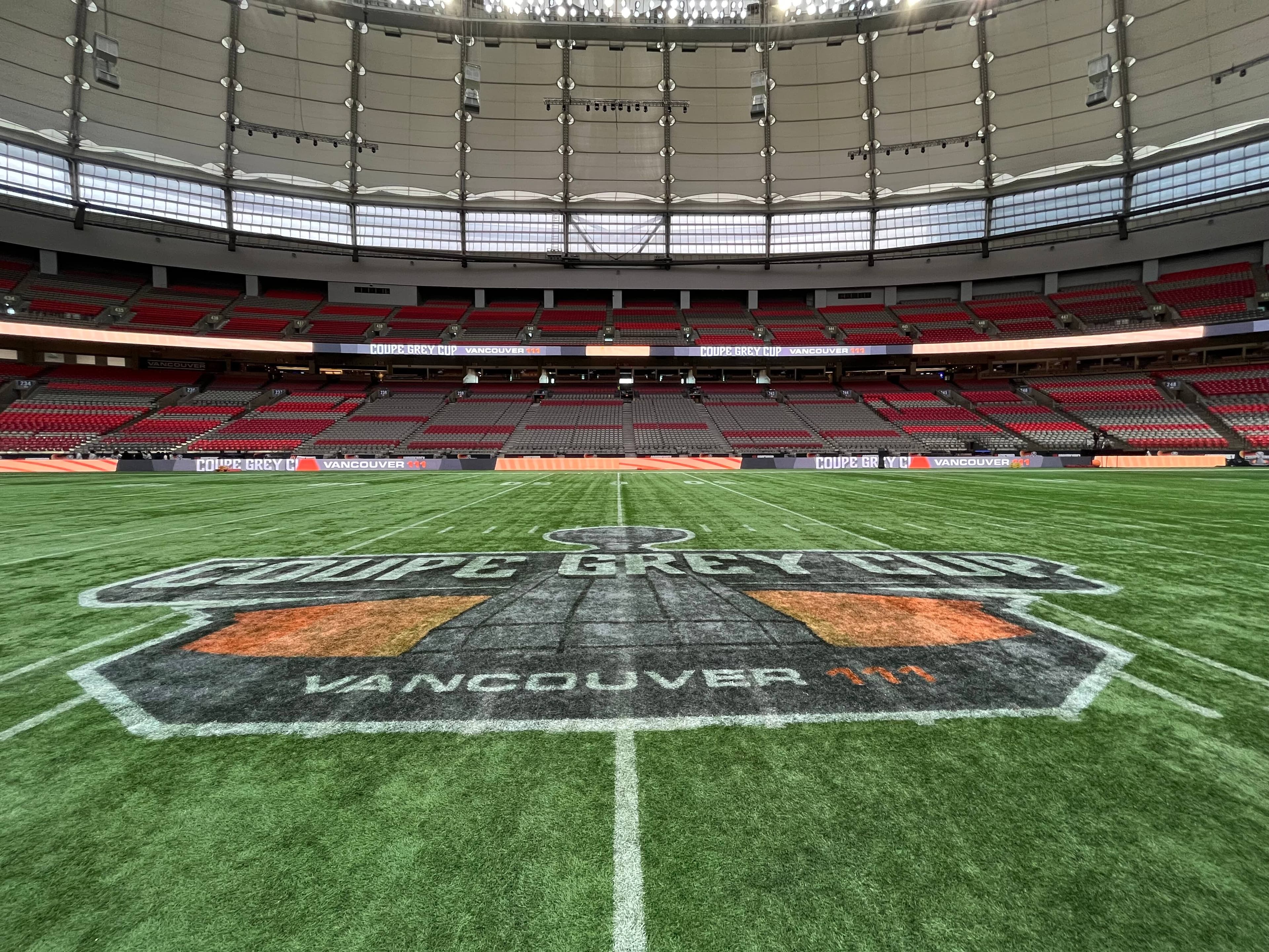Vue du BC Place, à Vancouver, à l'approche de la 111e finale de la Coupe Grey, le vendredi 15 novembre 2024. Un logo bilingue est bien en vue, notamment au centre du terrain, pour la partie de dimanche.