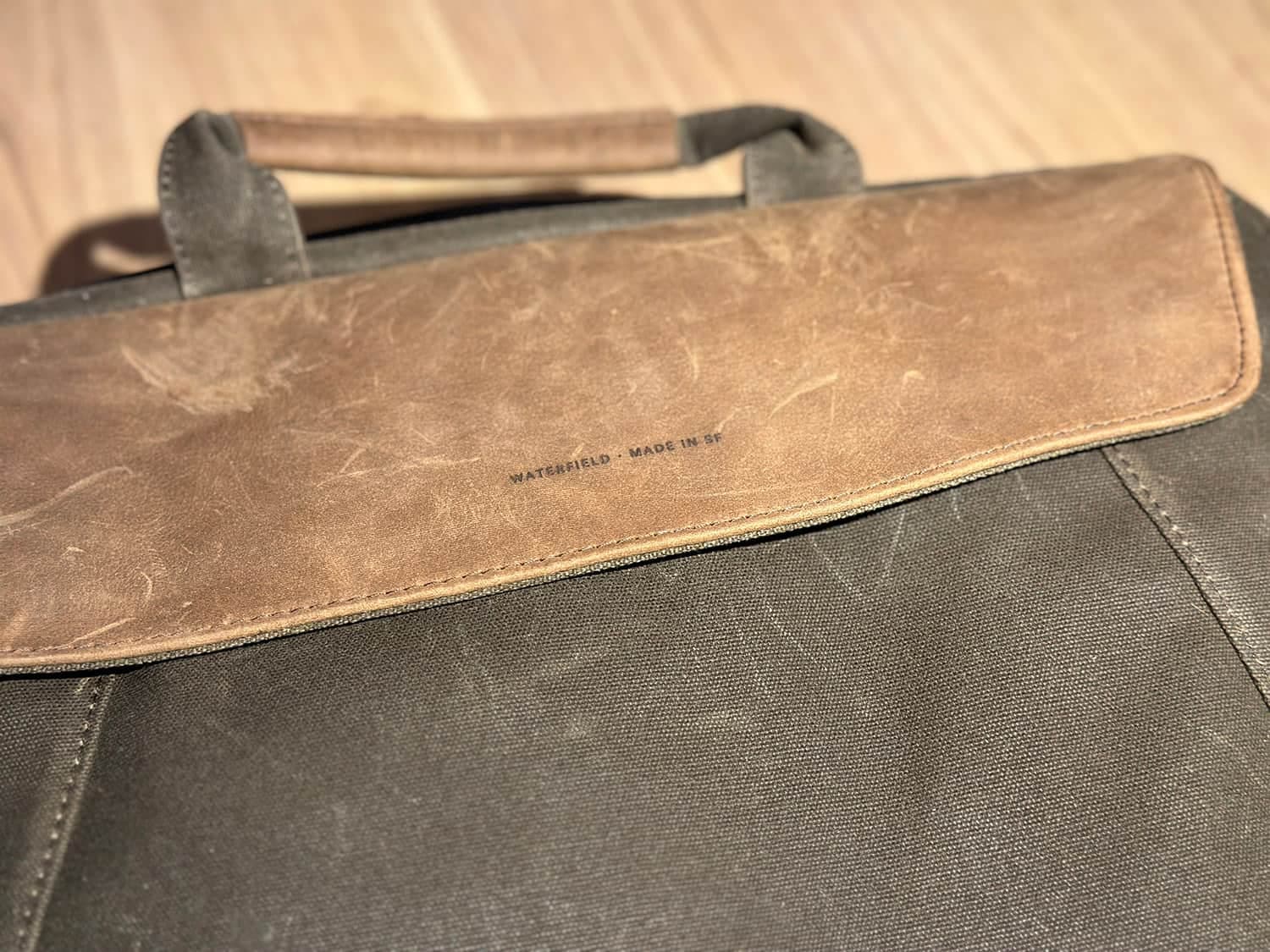 Le canevas et le cuir du sac demandent plus d’entretien que les autres sacs testés ici.